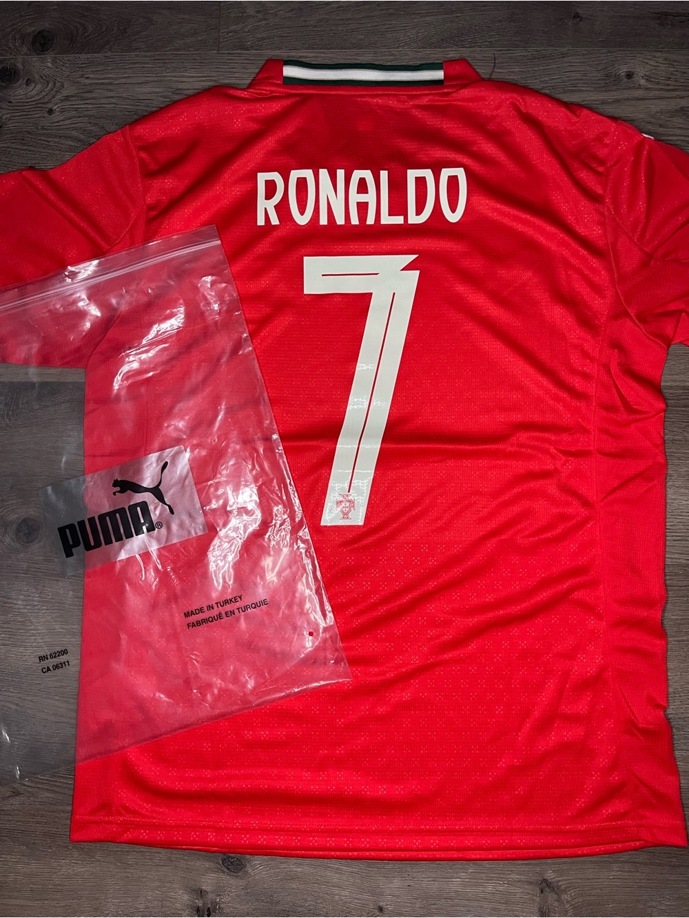 Puma SIZE M Ronaldo #7 Men's Red Soccer Jersey